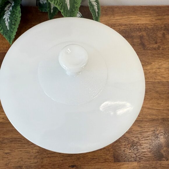 Vintage Federal Glass Blue Daisy Casserole Dish with Lid 1.5‎ Quart Milk Glass - Picture 4 of 7